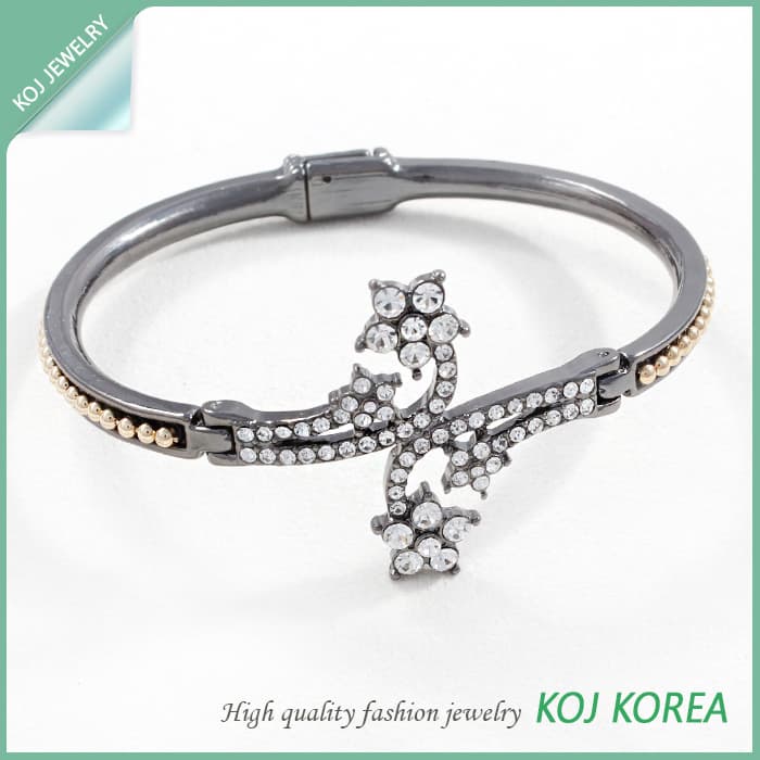 2014 Big Sale Item - Simple Clover Bangle